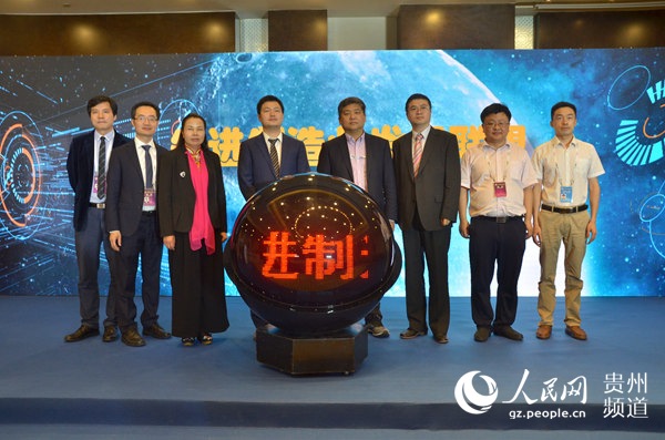 各位专家领导共同启动先进制造业发展联盟。朱林国 摄